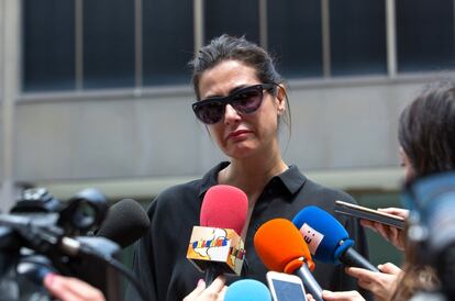 La presentadora Nuria Roca, muy emocionada, habla con la prensa.