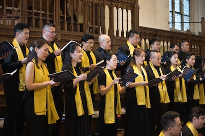 Los Cantores del Festival Bach de Malasia, en la galería del órgano de la Thomaskirche, durante su concierto del jueves por la mañana.