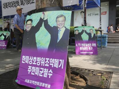 Cartazes com os líderes das duas Coreias, Kim Jong-un, à esquerda, e o presidente Moon Jae-in.