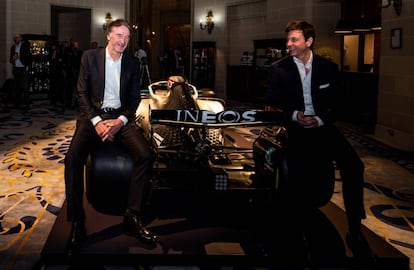 Jim Ratcliffe, fundador y presidente de INEOS (izquierda) y Toto Wolff, director ejecutivo del equipo Mercedes de F1, el 10 de febrero en Londres.