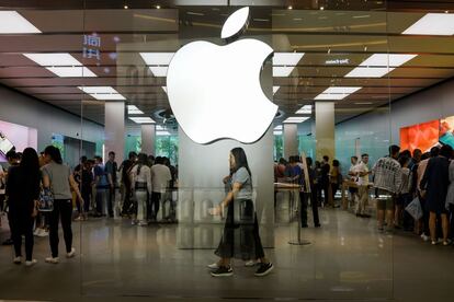 Una mujer camina por la tienda de Apple en Shanghai (China).