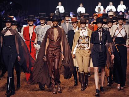 Un grupo de modelos desfila para Hermès con los últimos diseños de Jean Paul Gaultier para la firma.