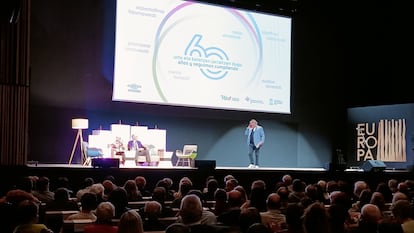 Un evento en el Palacio de Congresos Europa de Vitoria en el que se pueden ver en el escenario las sillas por las que el Ayuntamiento ha pagado más de 5.000 euros.