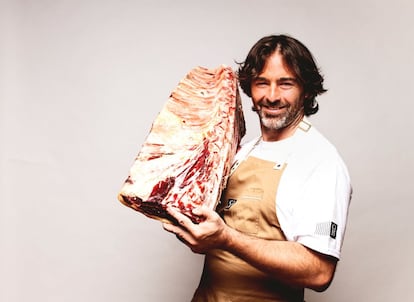 Forma parte del proyecto Bulbiza, la iniciativa gastro­nómica liderada por los hermanos Francisco y Jon Riberas (Gonvarri y Gestamp) y por el cocinero José Andrés. De hecho, fue el primer local de los siete previstos en la calle Ibiza de Madrid que abrió bajo este paraguas, a pesar de que el nombre de Julián de Tolosa lleva desde los años cincuenta ejerciendo como asador de referencia. Primero, en la casa madre, en Tolosa (Gipuzkoa), y más tarde en el local de la Cava Baja de Madrid.