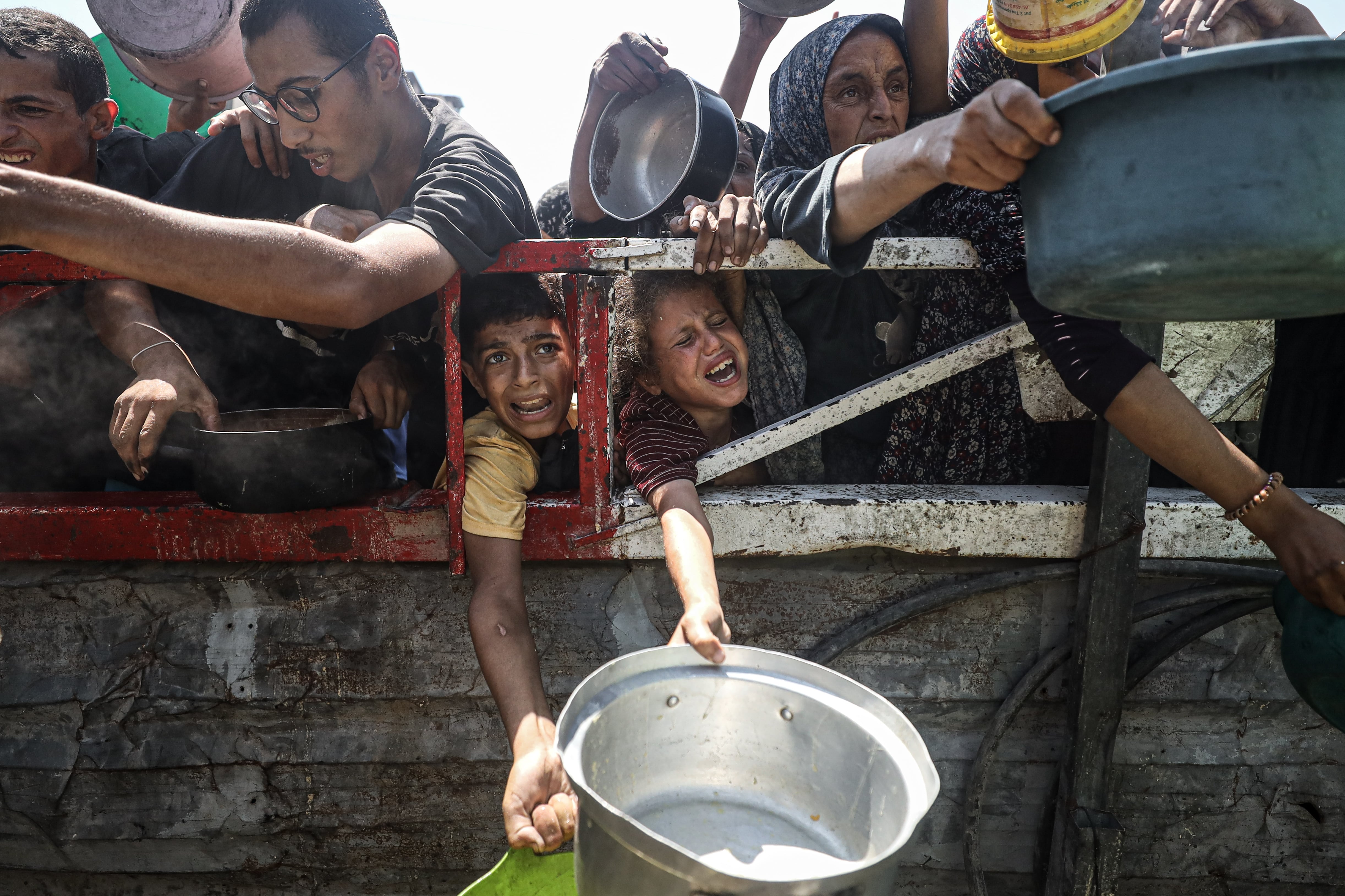 El hambre en Gaza desata una ola de indignación mundial para frenar la guerra