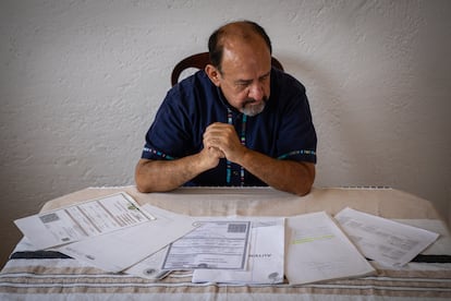 Daniel García con algunos de los documentos del proceso de despojo de su casa.