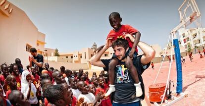 Ricky Rubio con los chicos de Casa España, un centro socioeducativo en Dakar (Senegal).