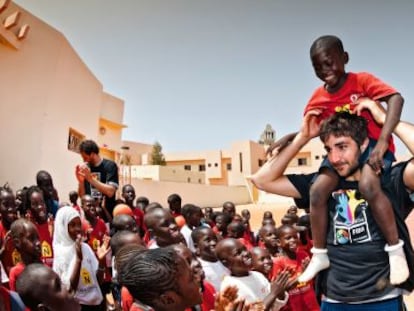 Ricky Rubio con los chicos de Casa España, un centro socioeducativo en Dakar (Senegal).