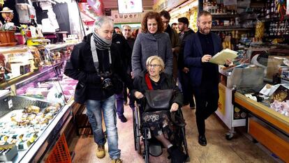 Manuela Carmena momentos antes de la presentación de la décima edición de Gastrofestival Madrid este lunes en el Mercado de Chamberí. 