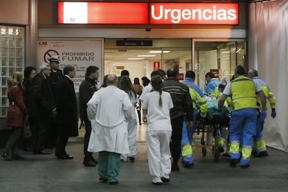 Uno de los heridos que ha sido trasladado a la unidad de quemados de La Paz entra en el módulo de Urgencias del hospital