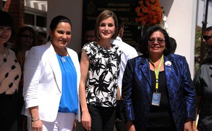 La Reina con Ana García de Hernández y la rectora de la Universidad Autónoma de Honduras Julietta Castellanos.