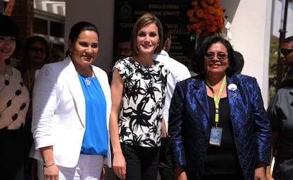 La Reina con Ana García de Hernández y la rectora de la Universidad Autónoma de Honduras Julietta Castellanos.