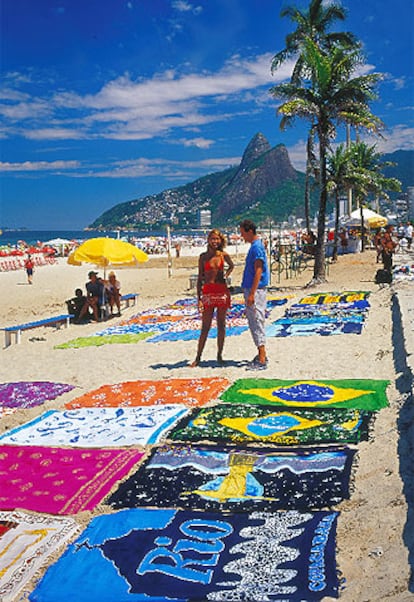 La playa de Ipanema, en Río de Janeiro, flanqueada por el paseo marítimo.