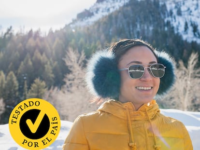 Una mujer con orejeras en la nieve.
