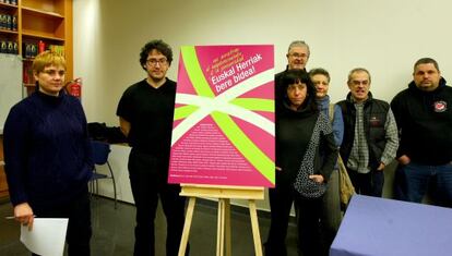 Representantes de la plataforma Gune y de los sindicatos ELA y LAB, en Bilbao.