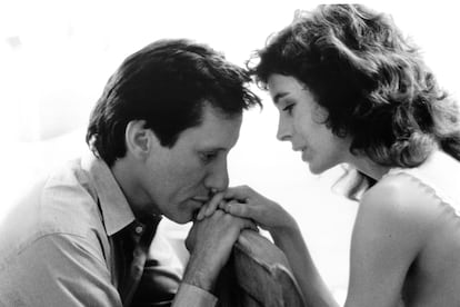 Con James Woods protagonizó ‘Impulso sensual’ (1988) y acabó denunciada por acoso por el actor y su mujer, Sarah Owens.