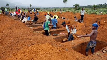 Cavando tumbas en el cementerio de Paloko, en Waterloo, Sierra Leona.