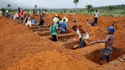 Cavando tumbas en el cementerio de Paloko, en Waterloo, Sierra Leona.  