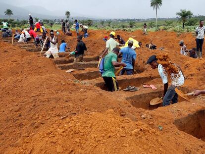 Cavando tumbas en el cementerio de Paloko, en Waterloo, Sierra Leona.  