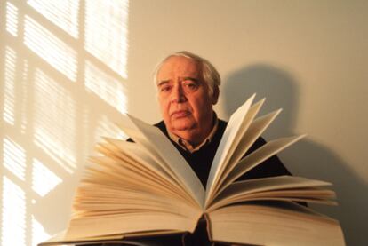 Harold Bloom (Nueva York, 1930), fotografiado en 2002 en su casa de Manhattan.