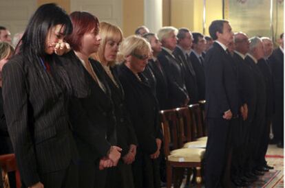 Familiares de los agentes fallecidos en su lucha contra el terrorismo celebrado hoy en el Palacio de la Moncloa.