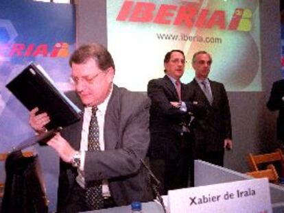 De izquierda a derecha, Xabier de Irala, Pedro Ferreras y Ángel Corcóstegui (BSCH), ayer, en la Bolsa.