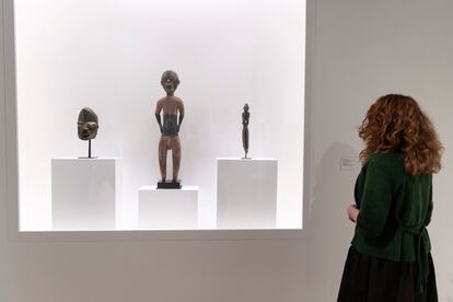 Una visitante de la exposición 'Pablo Picasso: estructuras de la invención. La unidad de una obra’ en el Museo Picasso Málaga.