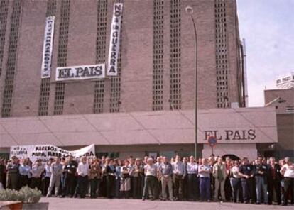 Empleados de EL PAIS secundan el paro en la entrada del diario.