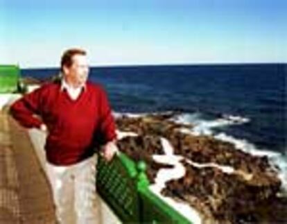 El presidente checo, Vaclav Havel, en Arrecife, ante el océano Atlántico.