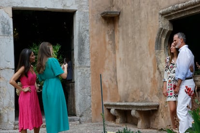 La princesa Leonor hace una foto a su padre y hermana en los jardines de Alfabia en Bunyola (Palma), el pasado 31 de julio.