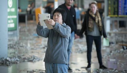 02/12/16 Una turista toma una foto con su movil del estado de la T1.