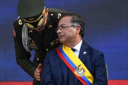 El nuevo presidente de Colombia, Gustavo Petro, escucha al alcalde de la Policía de Colombia, Arley Farigua.