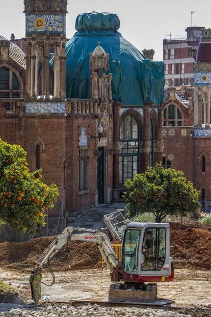 Máquinas y zanjas ocupan las calles interiores del recinto hitórico del hospital de Sant Pau.