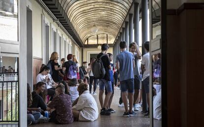 Estudiantes en el instituto público Lluís Vives de València.