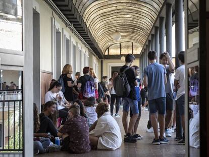 Estudiantes en el instituto público Lluís Vives de València.