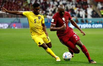Abdelkarim Hassan (a la izquierda) de Qatar disputa un balón con José Cifuentes de Ecuador.