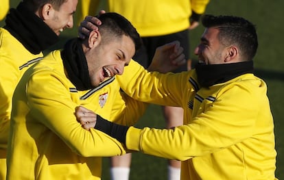 Vitolo y Reyes bromean en un entrenamiento.