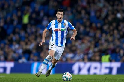 Merino conduce el balón durante un partido con la Real Sociedad.