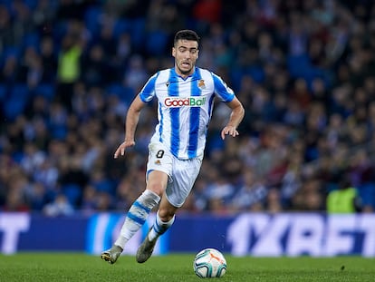 Merino conduce el balón durante un partido con la Real Sociedad.