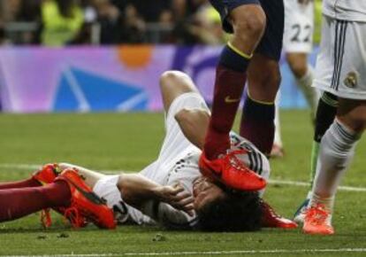 Pepe, pisado por Busquets en el clásico.