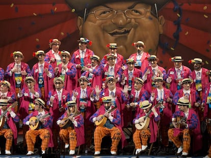 El coro Los Graciosos en una actuación en el carnaval de Cádiz.