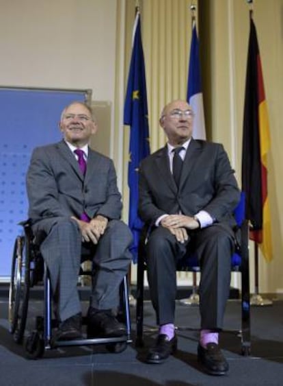 El ministro alemán de Finanzas, Wolfgang Schäuble (izq), y su homólogo francés, Michel Sapin, ofrecen una rueda de prensa conjunta en Berlín (Alemania) hoy.