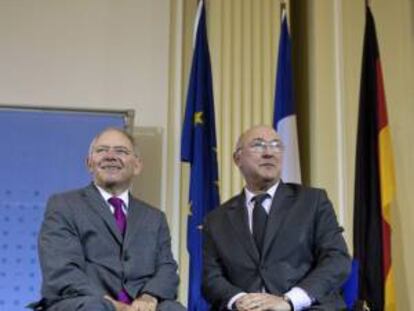 El ministro alemán de Finanzas, Wolfgang Schäuble (izq), y su homólogo francés, Michel Sapin, ofrecen una rueda de prensa conjunta en Berlín (Alemania) hoy.