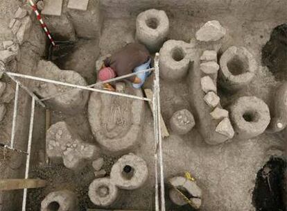 Un estudiante de la Universidad Nacional de Colombia, trabajando en la excavación del cementerio indígena.