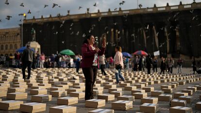 Una mujer durante la protesta por el asesinato de firmantes de paz y activistas, el 20 de febrero, en Bogotá.