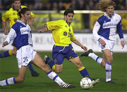 Víctor penetra entre Ochoa y Coloccini.