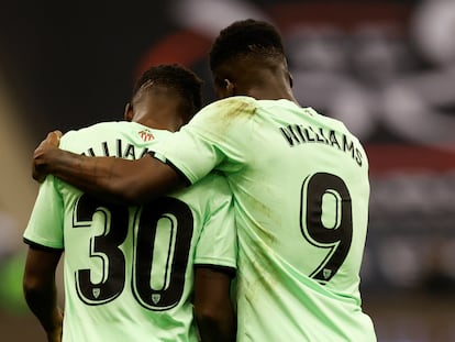 Los hermanos Williams, Nico e Iñaki, después de la victoria del Athletic ante el Atlético en la Supercopa de España.