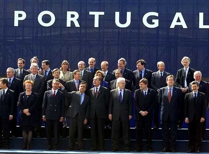 Foto de familia de los Quince, en el marco de la Cumbre de Lisboa de 2000, acompa?ados por el entonces presidente mexicano Ernesto Zedillo.