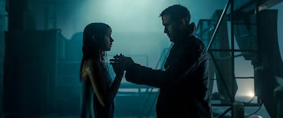 Ana de Armas and Ryan Gosling in a scene from 'Blade Runner 2049.'