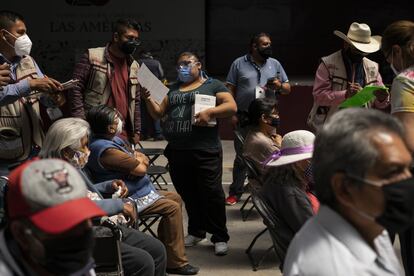 Pese a las largas horas de espera y la falta de organización afuera de los centros de vacunación, adentro de las instalaciones las cosas funcionan. El personal de la Secretaría del Bienestar toma los datos a los pacientes antes de ser vacunados.